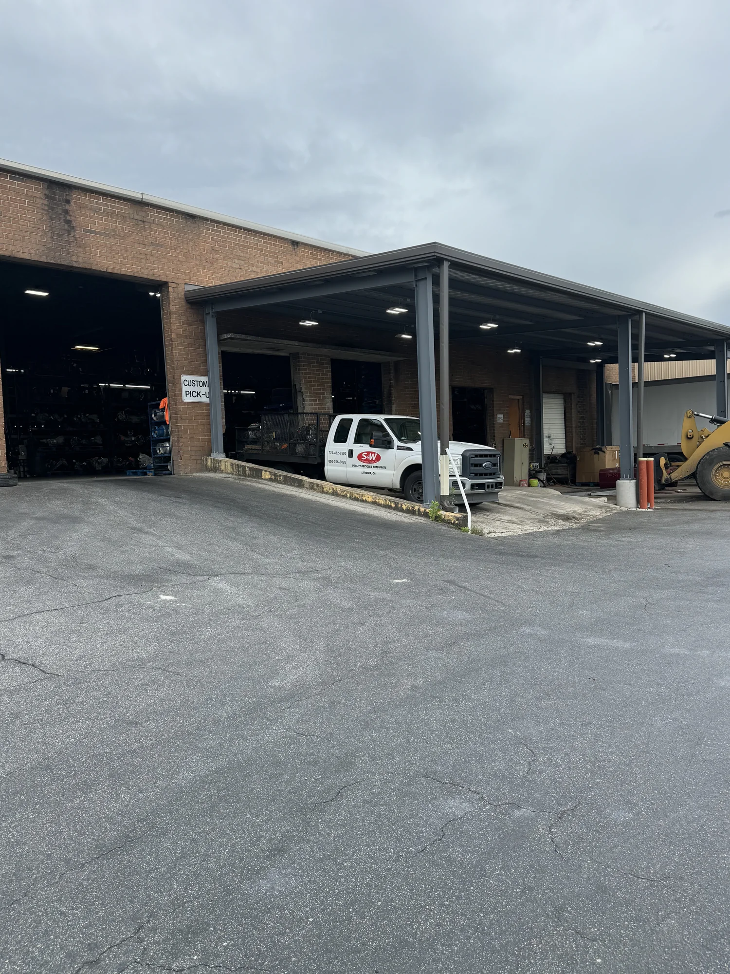 S&W Full Service customer pickup area in Lithonia, Georgia